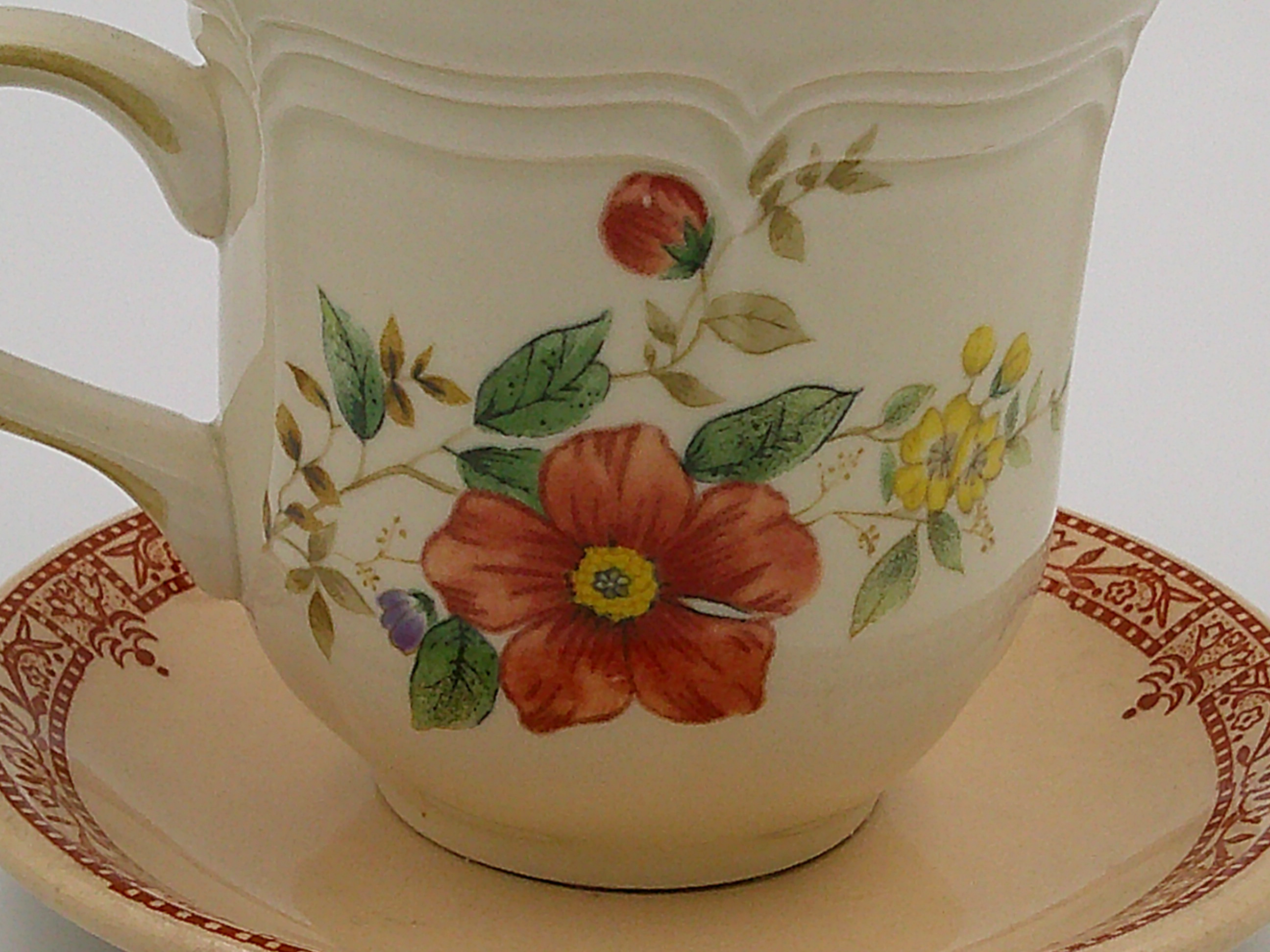 This shows the details of the backside of the flowers and saucer. This shows the details of the backside of the flowers and saucer.
